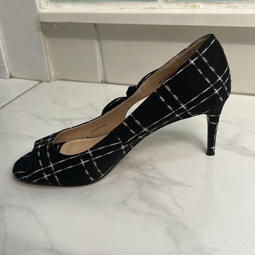 Peep toe heels, black & white, size 8 1/2 - Picture 7 of 11